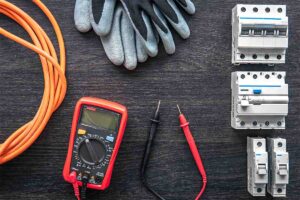 ابزارهای اندازه‌گیری برق و تجهیزات حفاظتی شامل مولتی‌متر، کلید مینیاتوری و کابل برق، مناسب برای پروژه‌های صنعتی و ساختمانی